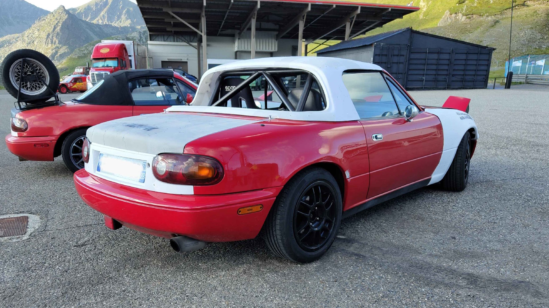 Photo de 2 MX5 NA rouge avec des éléments de carrosserie Vroumfix (ailes, hard-top, coffre, panneau arrière...)