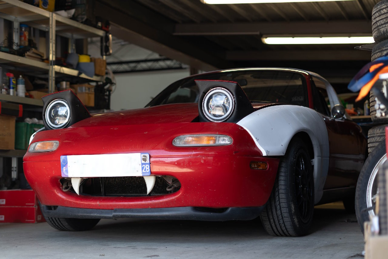 Photo d'une MX5 NA rouge dans un garage